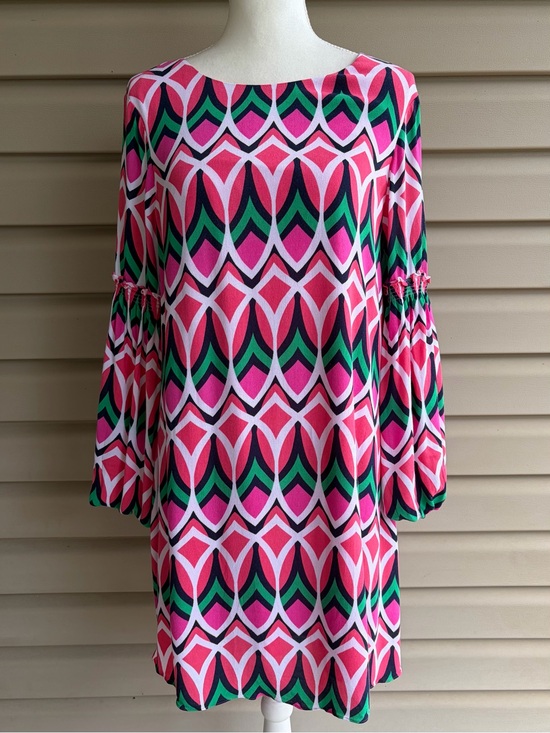 crown & ivy Dresses & Skirts - •Crown & Ivy• Pink Geometric Bell Sleeve Shift Dress - Size 8